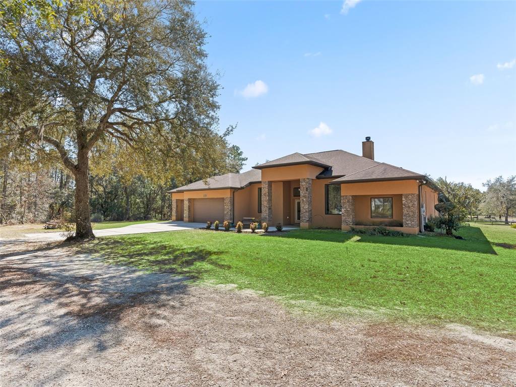 11670 Southeast 6th Street Williston, FL 32696 - Photo 3 of 63 a backyard of a house with table and chairs