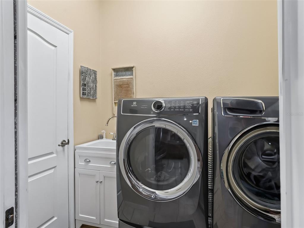 11670 Southeast 6th Street Williston, FL 32696 - Photo 34 of 63 a utility room with dryer and washer
