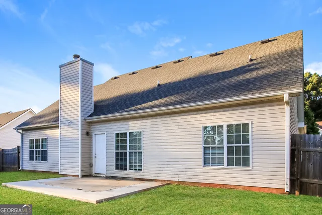 a view of a house with backyard and porch
