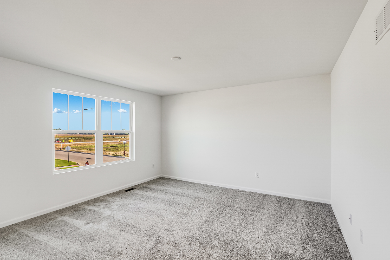 512 Endicott Road South Elgin, IL 60177 - Photo 17 of 30 an empty room with a window