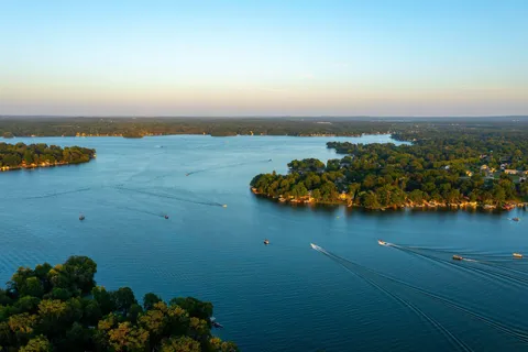 $1,798,000 | W352N6080 Bauers Lane, Oconomowoc, WI 53066