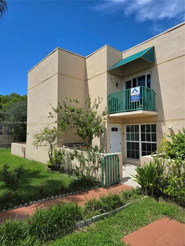 a view of a house with yard and plants