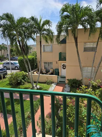 a view of a yard with plants
