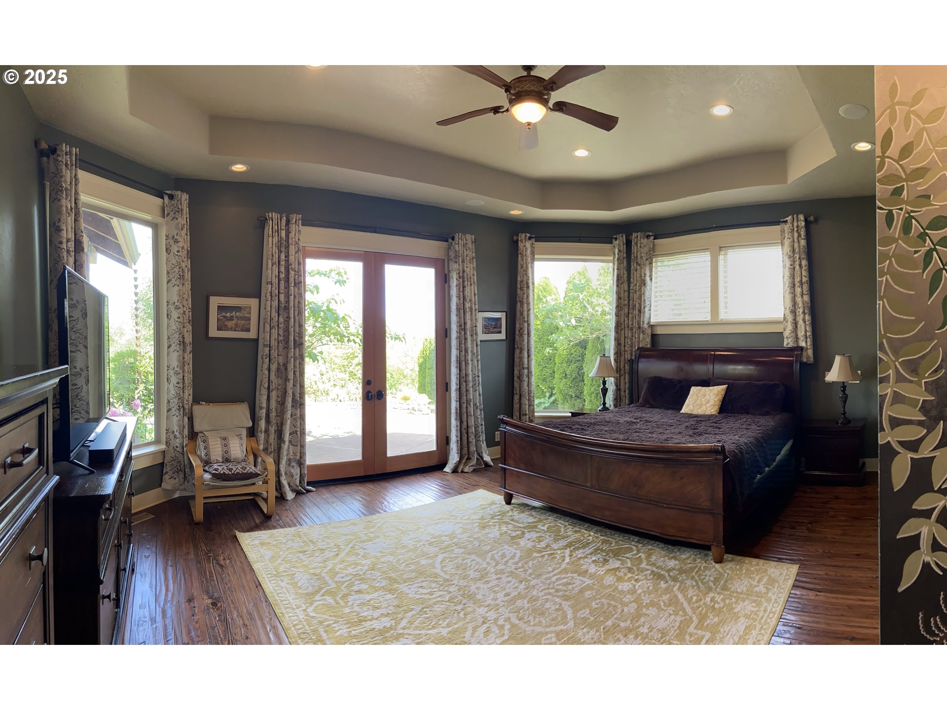 625 St Andrews Loop Creswell, OR 97426 - Photo 19 of 31 a living room with furniture and a wooden floor