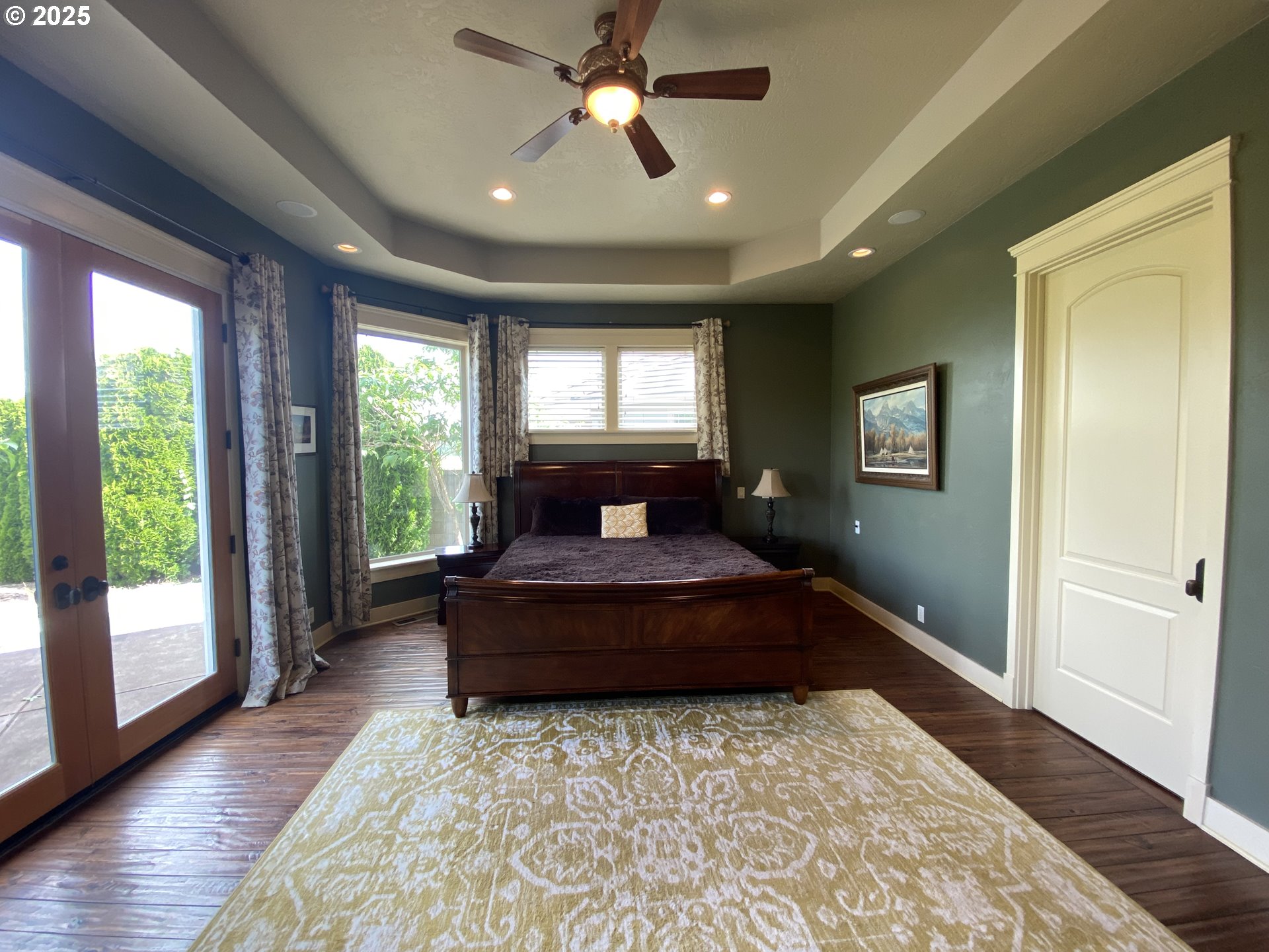 625 St Andrews Loop Creswell, OR 97426 - Photo 20 of 31 a living room with a couch and wooden floor