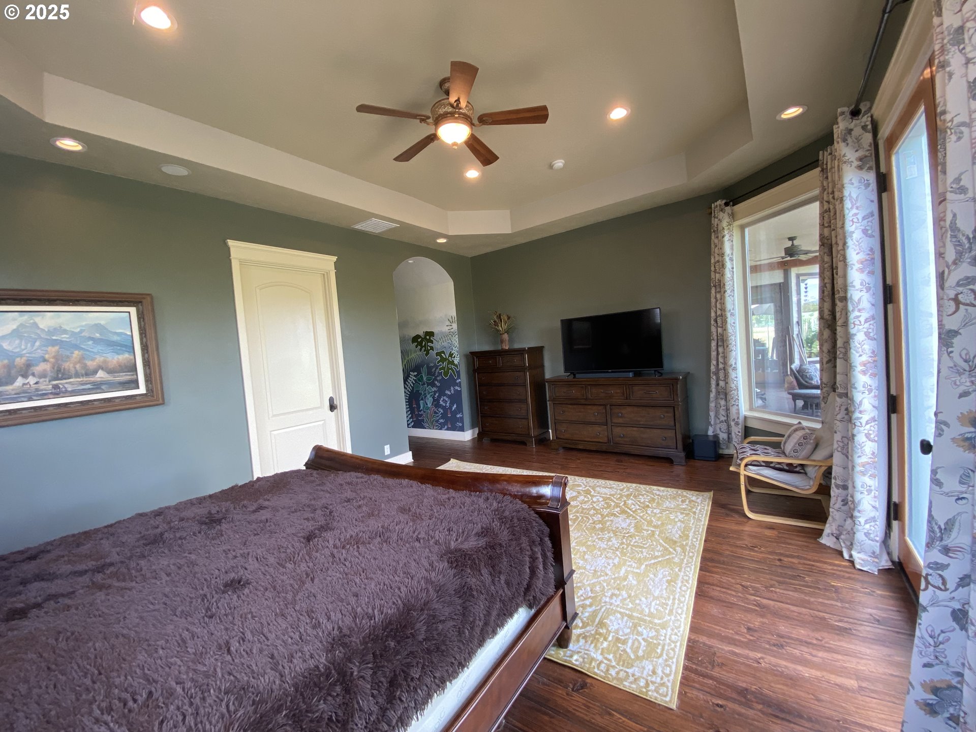 625 St Andrews Loop Creswell, OR 97426 - Photo 21 of 31 a living room with furniture and a flat screen tv