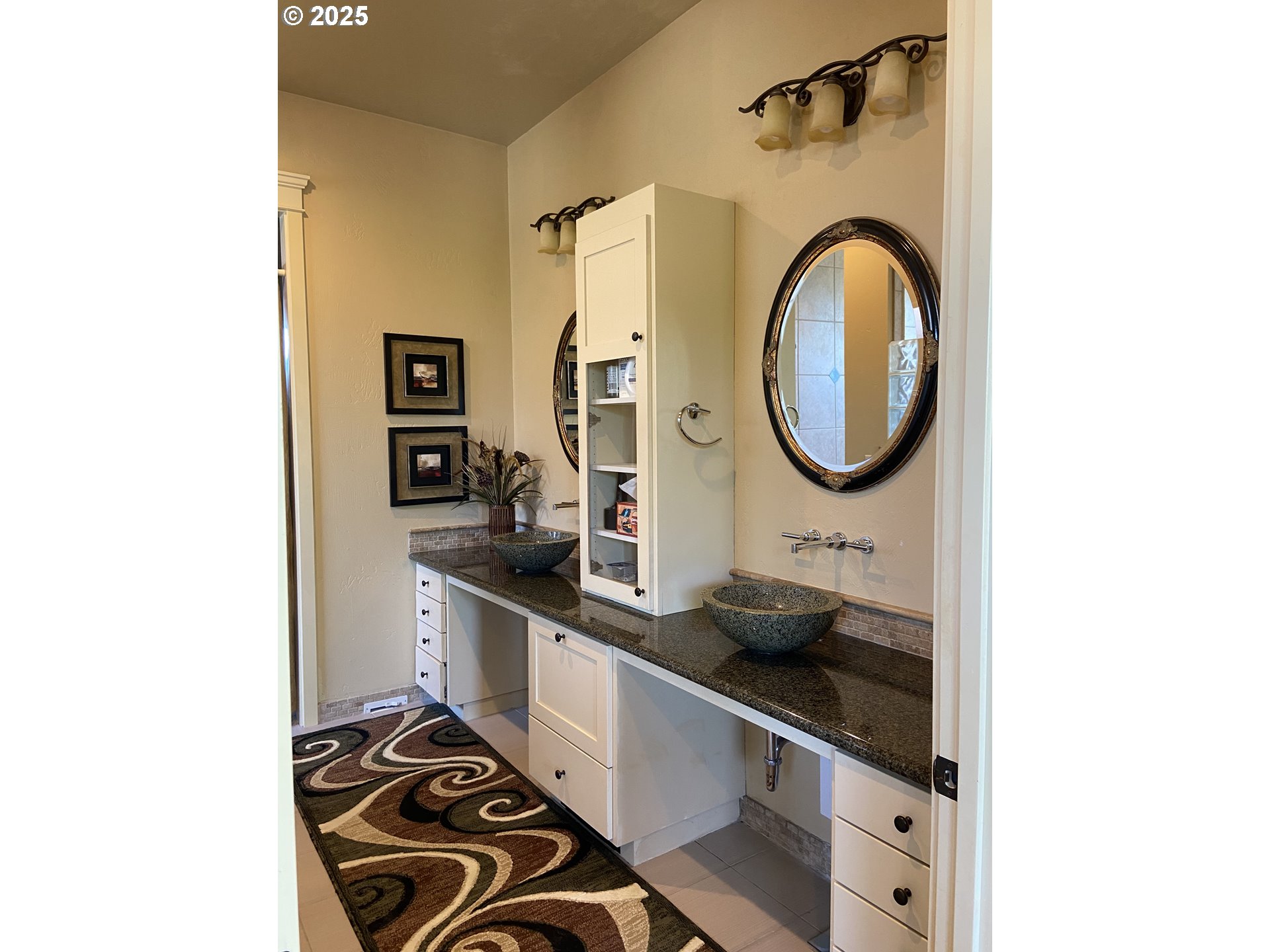 625 St Andrews Loop Creswell, OR 97426 - Photo 22 of 31 a kitchen with stainless steel appliances a sink and a stove