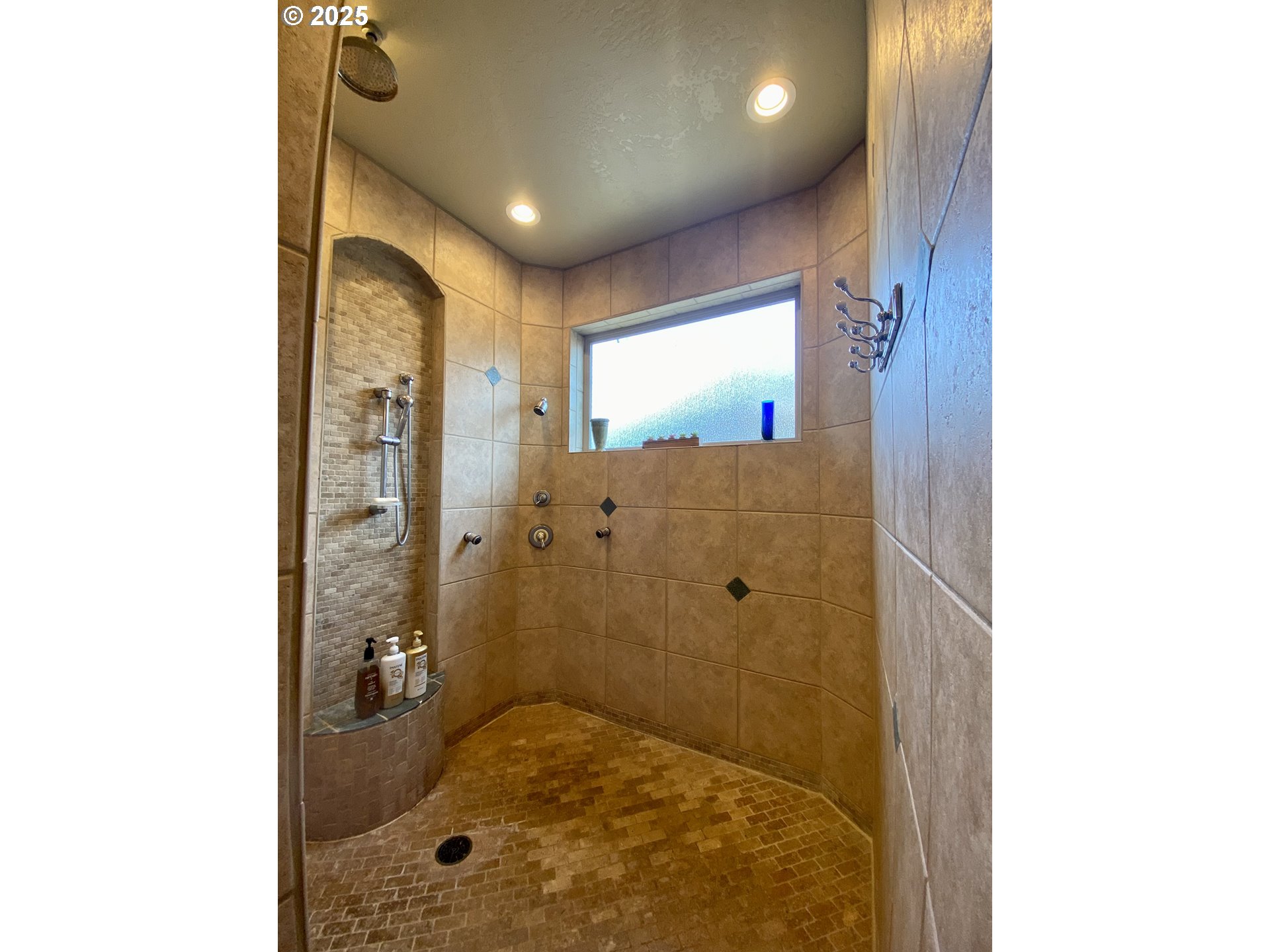 625 St Andrews Loop Creswell, OR 97426 - Photo 24 of 31 a bathroom with a shower and a sink