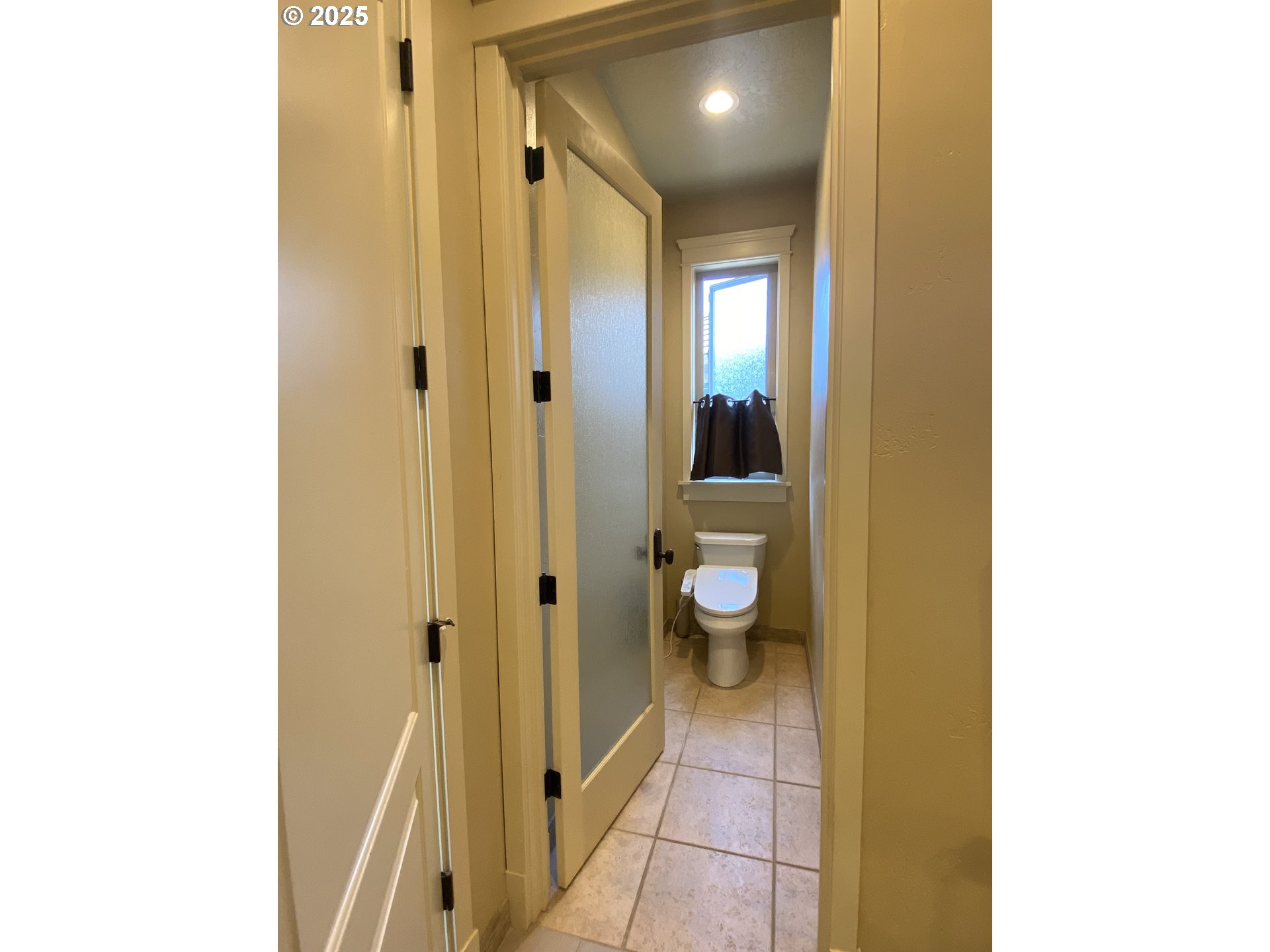 625 St Andrews Loop Creswell, OR 97426 - Photo 25 of 31 a bathroom with a sink and a mirror