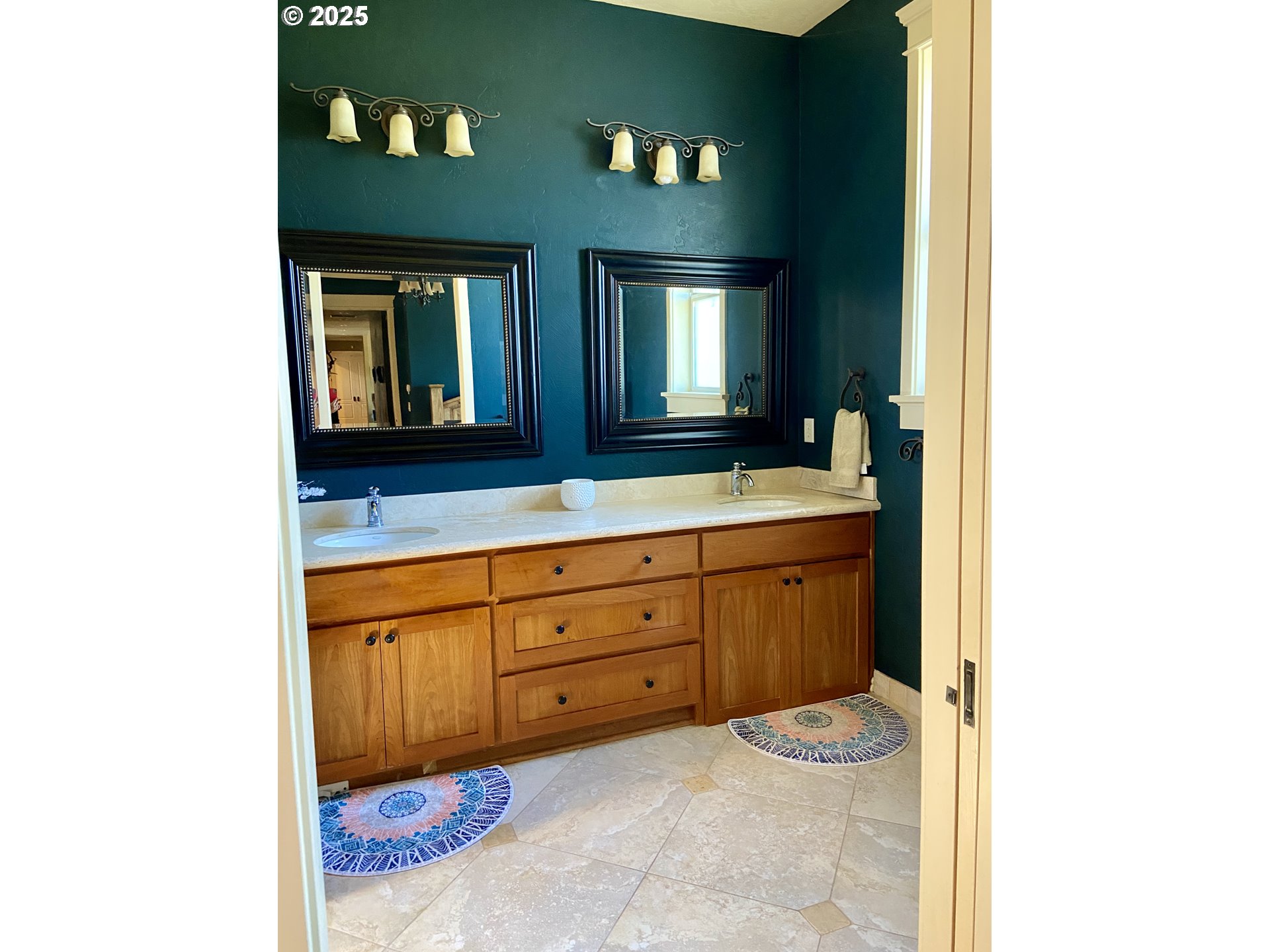 625 St Andrews Loop Creswell, OR 97426 - Photo 29 of 31 a spacious bathroom with a sink and a mirror
