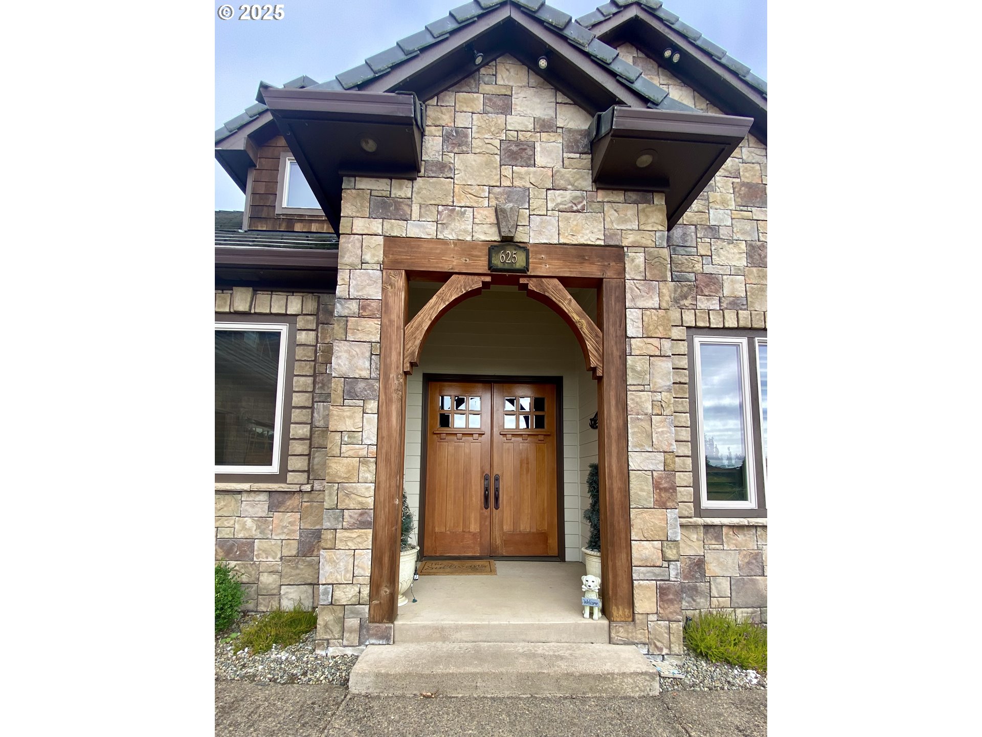 625 St Andrews Loop Creswell, OR 97426 - Photo 4 of 31 a front view of a house with a door
