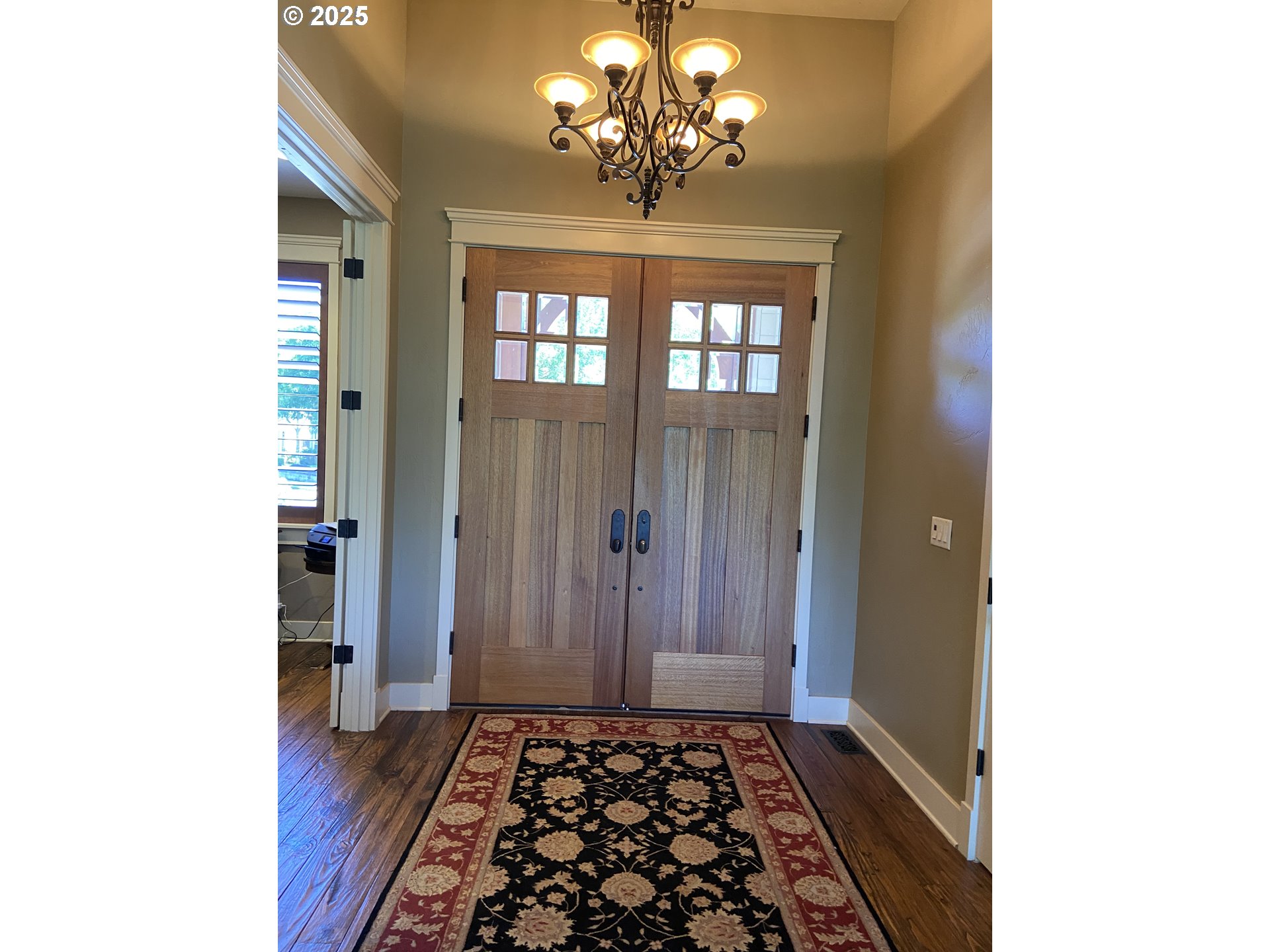 625 St Andrews Loop Creswell, OR 97426 - Photo 5 of 31 a view of a hallway with wooden floor and a dining room