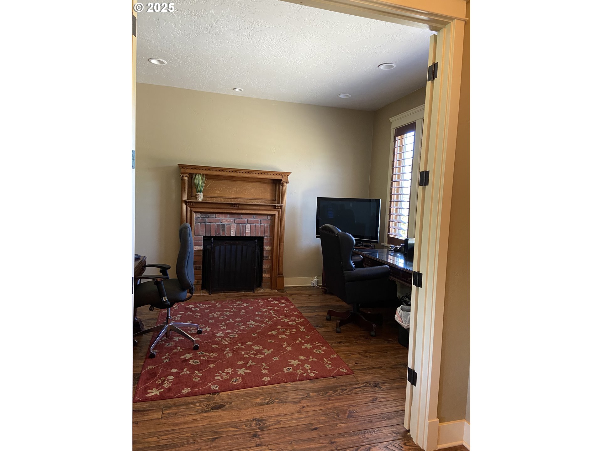 625 St Andrews Loop Creswell, OR 97426 - Photo 9 of 31 a living room with furniture and a fireplace