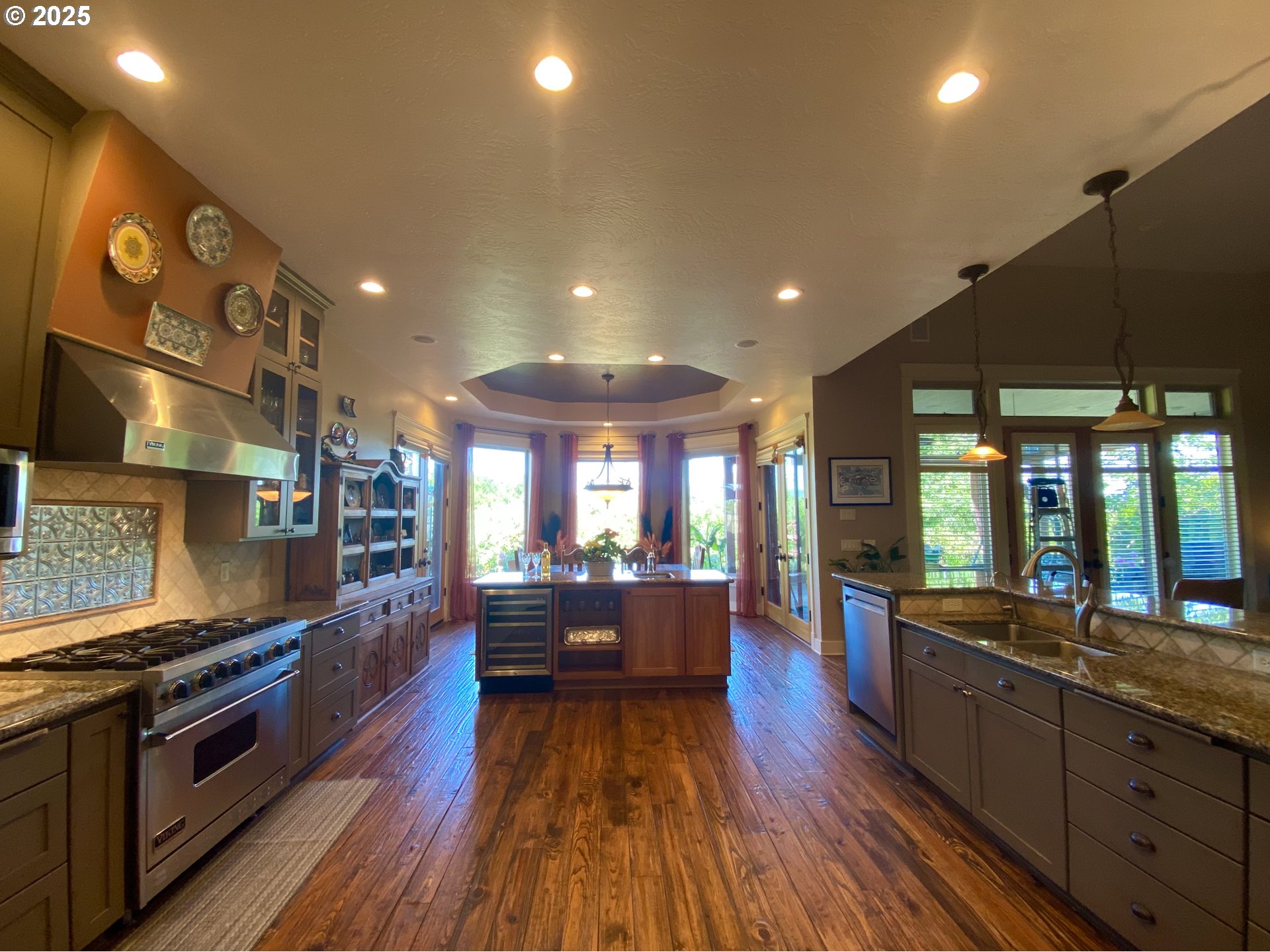 625 St Andrews Loop Creswell, OR 97426 - Photo 10 of 31 a large kitchen with lots of counter space a sink and stainless steel appliances