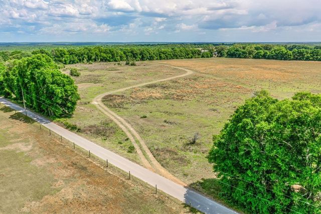 a view of a yard with a house