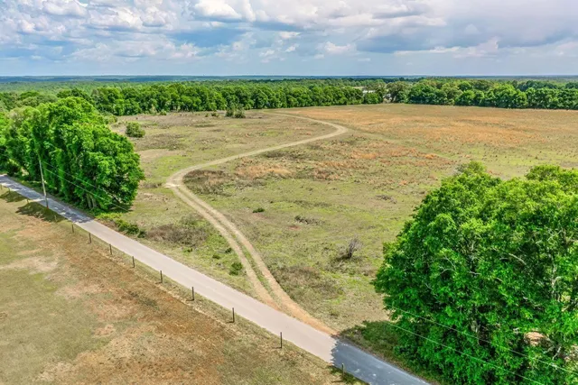 a view of a yard with a house