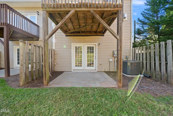 a view of a house with backyard
