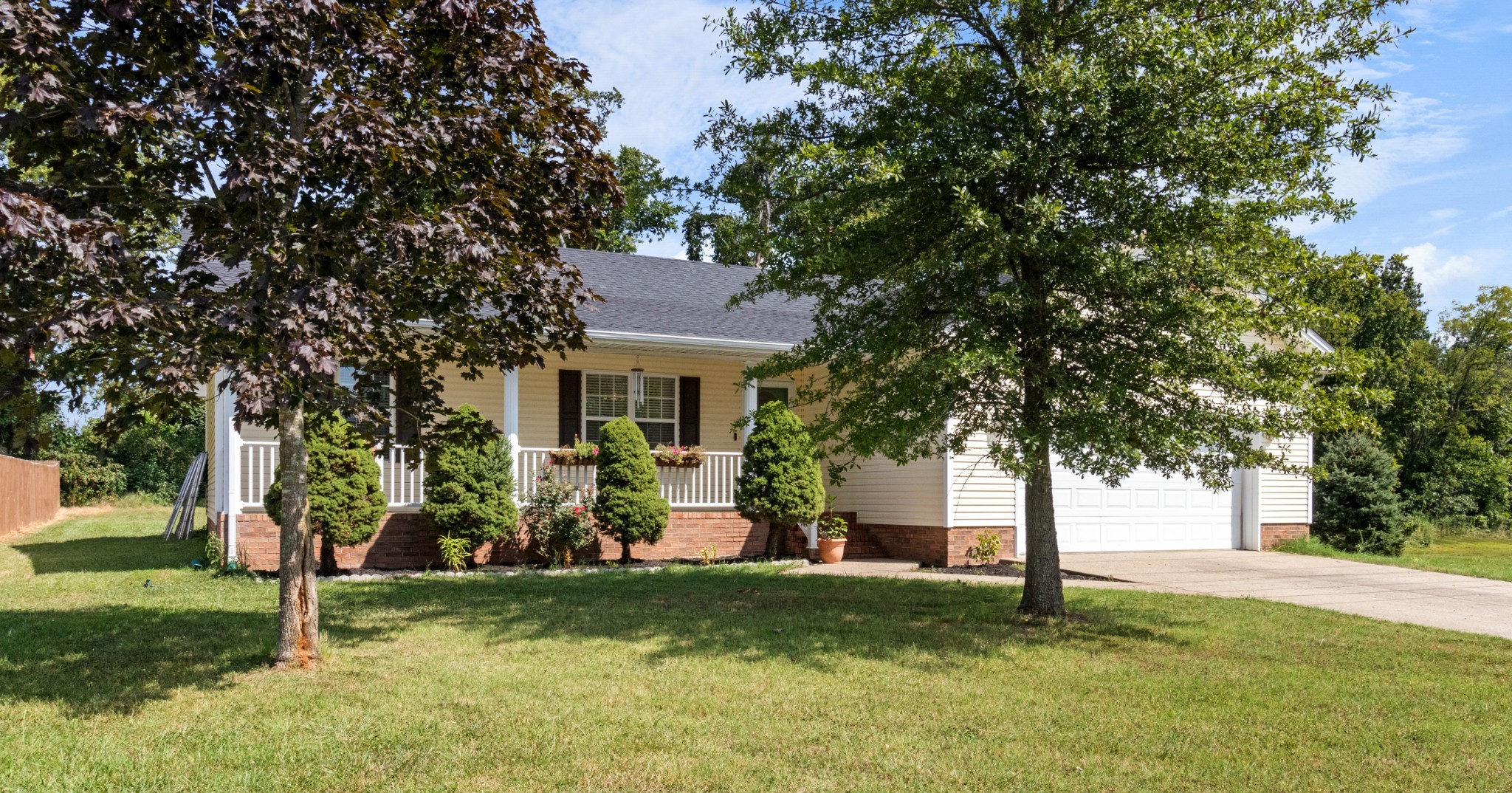 1033 Sivley Road Hopkinsville, KY 42240 - Photo 5 of 23 a front view of a house with a garden