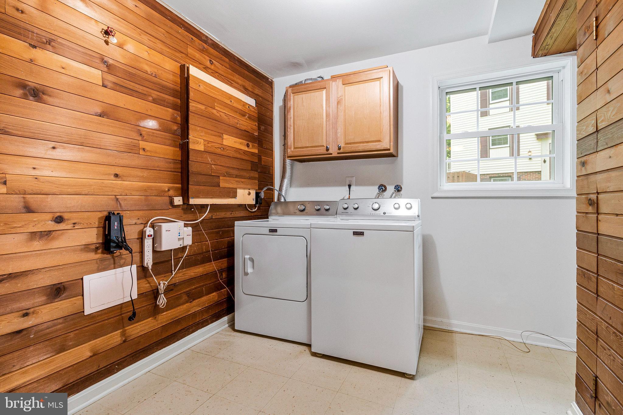 8020 Sleepy View Lane Springfield, VA 22153 - Photo 37 of 53 a utility room with dryer and washer