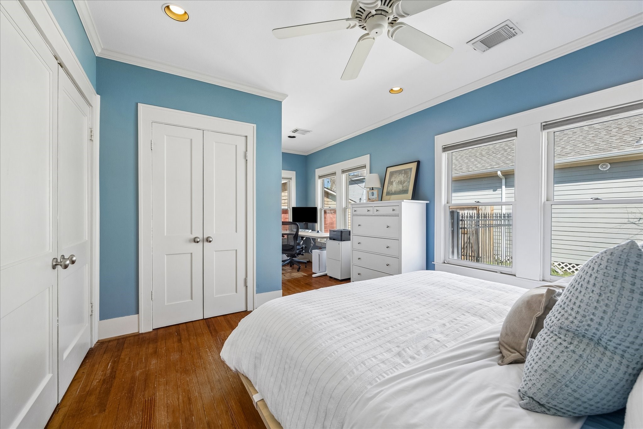 919 Key Street Houston, TX 77009 - Photo 17 of 39 A generously sized primary suite featuring dual closets and an airy, light-filled ambiance that enhances both comfort and sophistication.