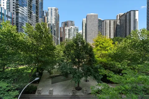 $2,319,000 | 194 North Park Drive, Chicago, IL 60601