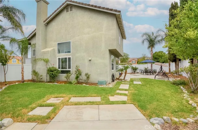 a view of a backyard