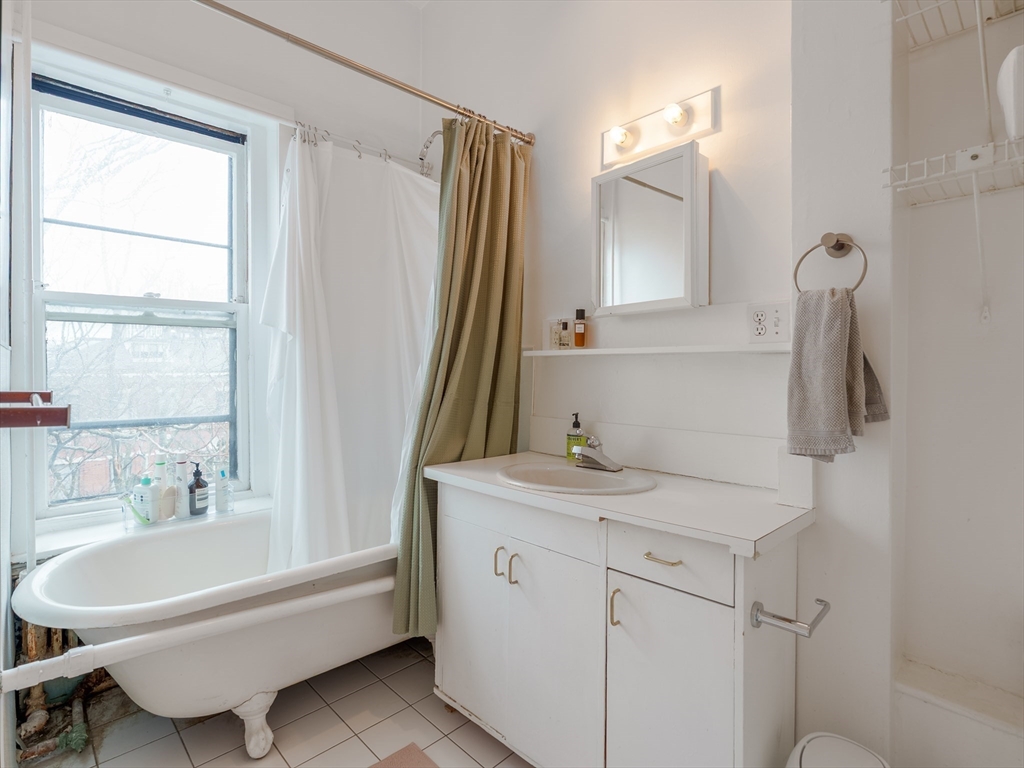 31 Pinckney Street, Unit 4B Boston, MA 02114 - Photo 11 of 14