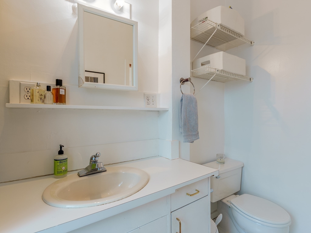 31 Pinckney Street, Unit 4B Boston, MA 02114 - Photo 12 of 14