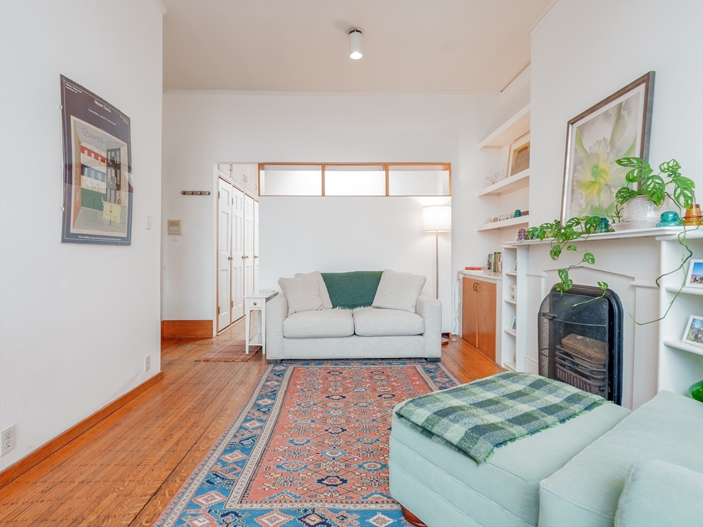 31 Pinckney Street, Unit 4B Boston, MA 02114 - Photo 4 of 14