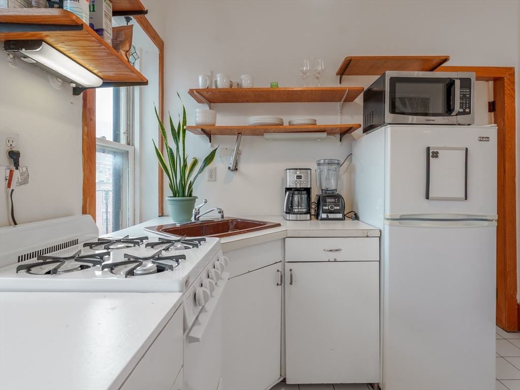 31 Pinckney Street, Unit 4B Boston, MA 02114 - Photo 6 of 14