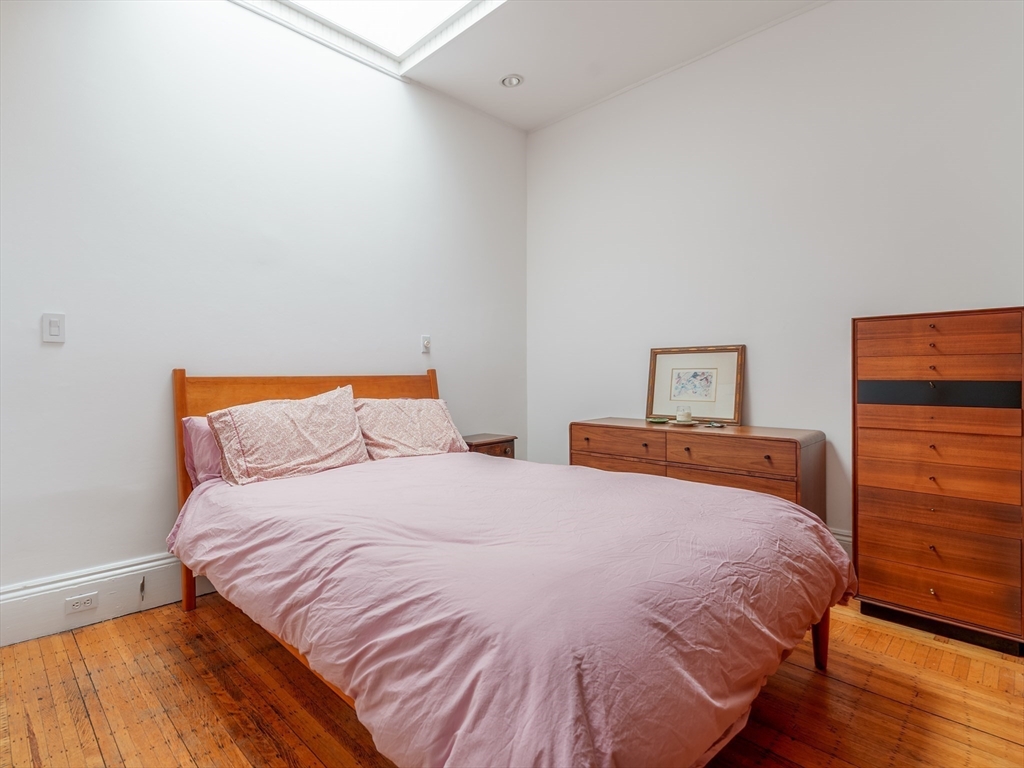 31 Pinckney Street, Unit 4B Boston, MA 02114 - Photo 8 of 14