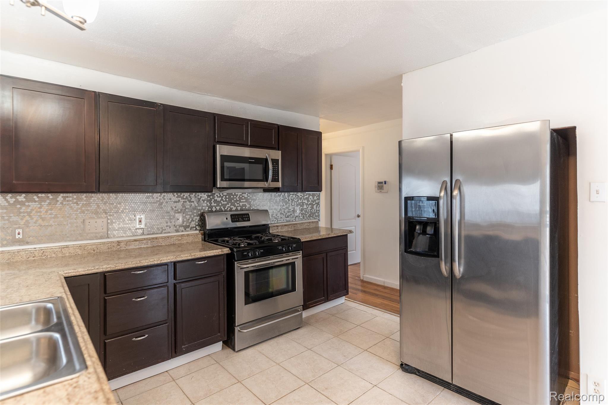 20358 Berg Road Detroit, MI 48219 - Photo 8 of 25 DSC_7021.jpg