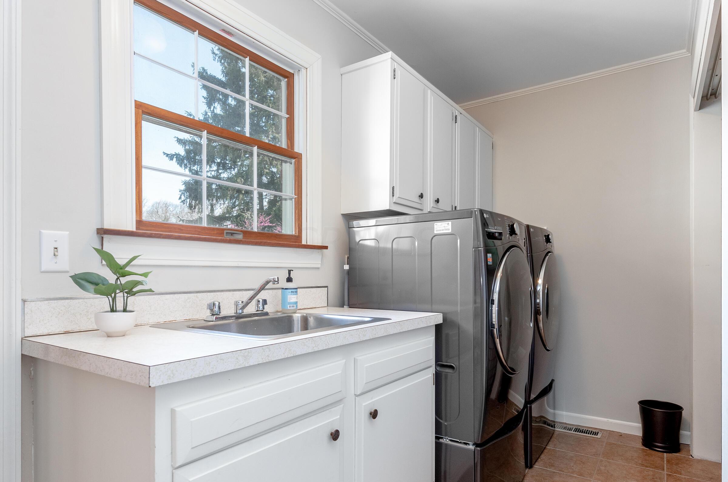 2666 Chartwell Road Columbus, OH 43220 - Photo 22 of 42 1st Floor Laundry!