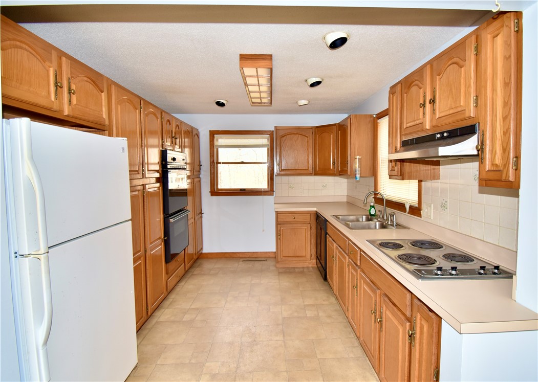 10 Joanth Terrace Westerly, RI 02891 - Photo 6 of 28