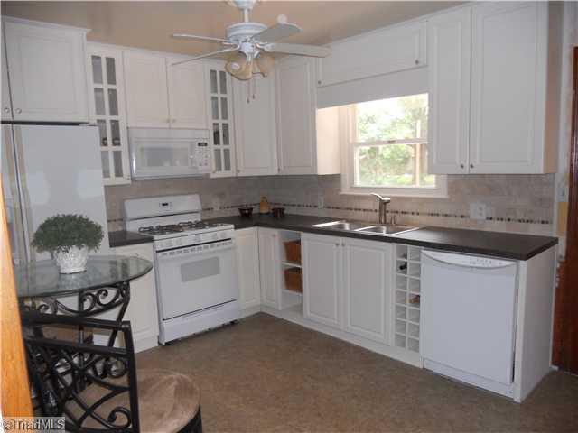 1449 Capri Road Southwest Winston-Salem, NC 27103 - Photo 4 of 19 Kitchen.