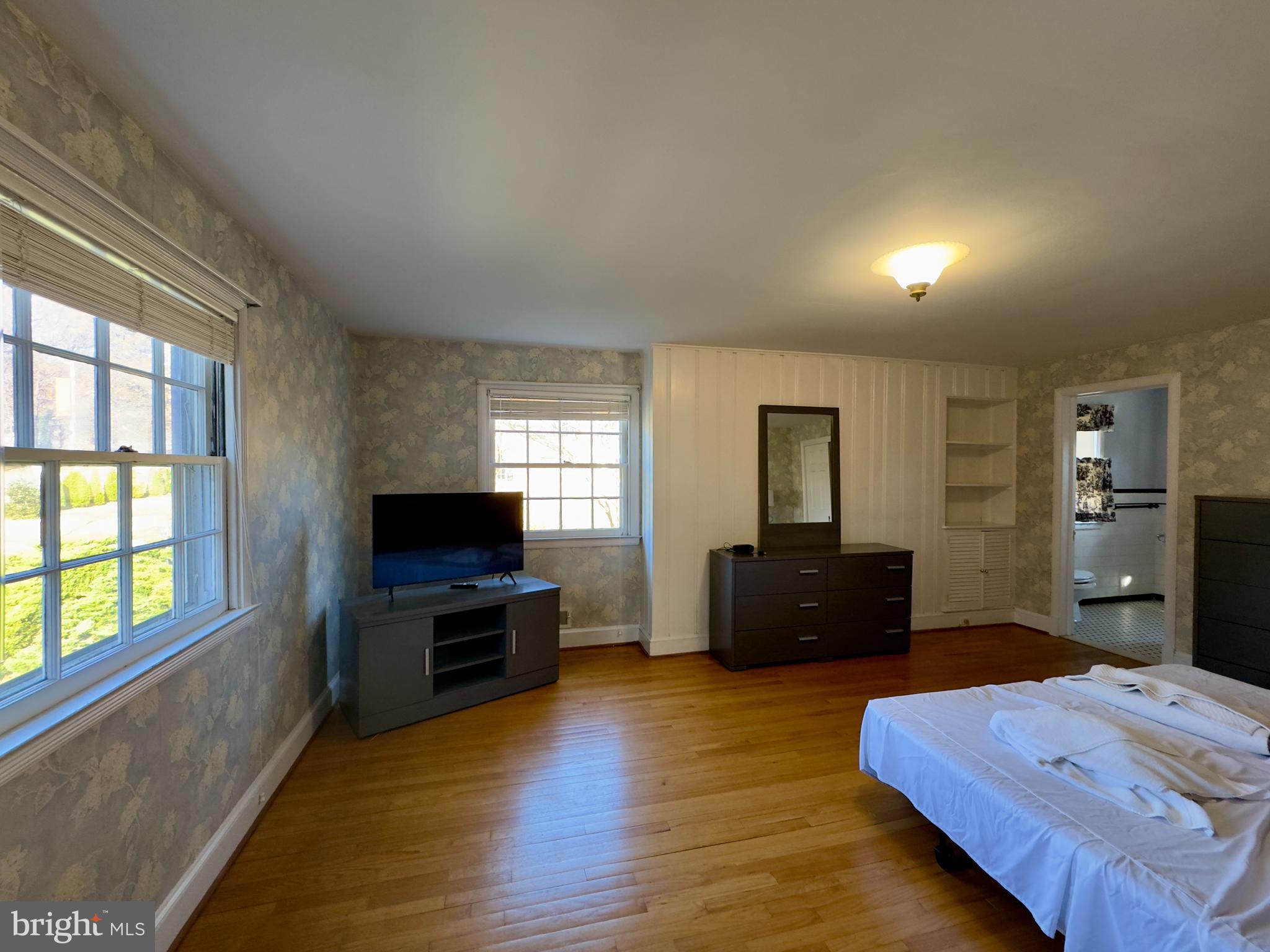 5113 North Charles Street Baltimore, MD 21210 - Photo 21 of 34 a living room with furniture and a flat screen tv