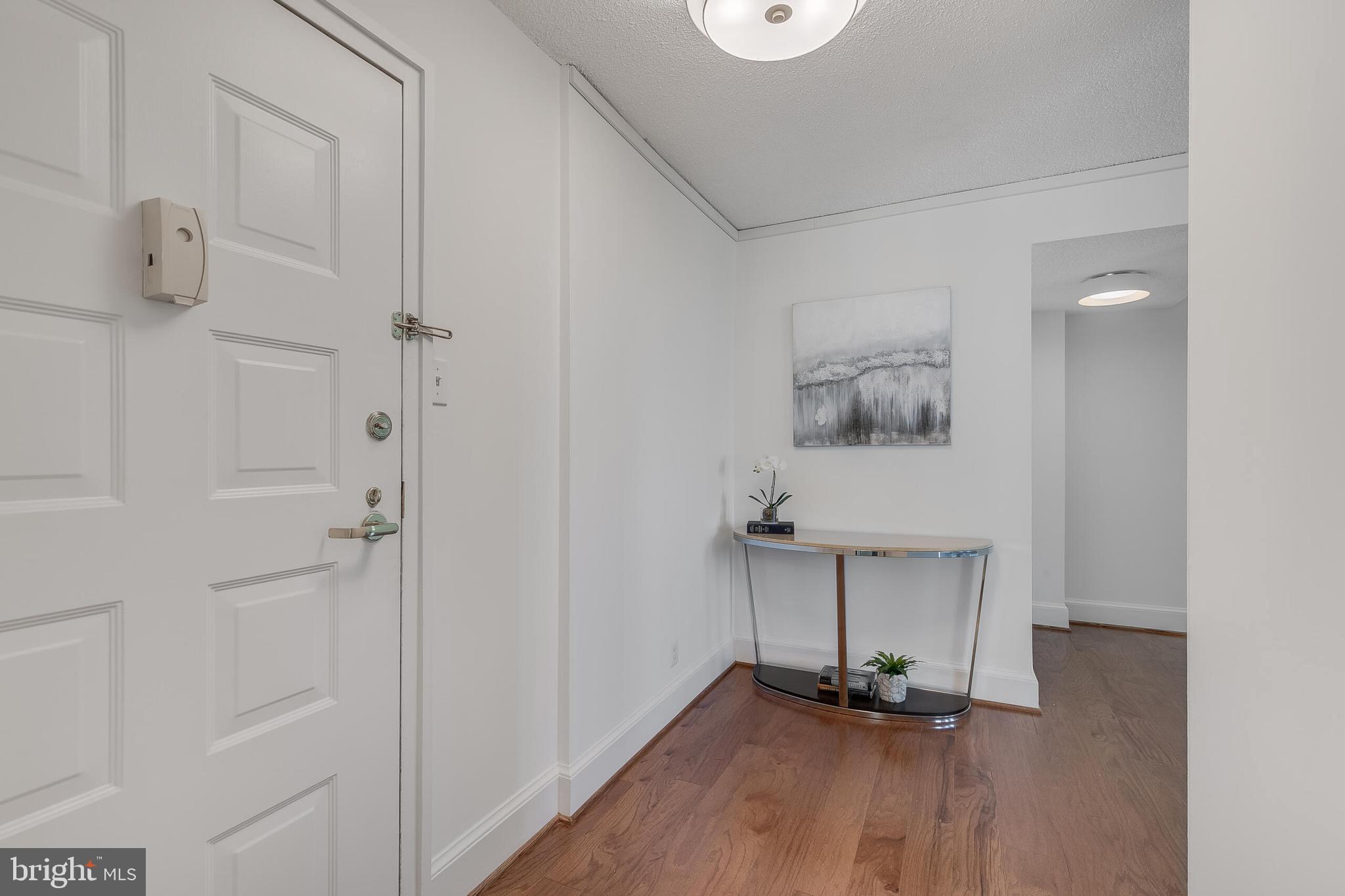 6800 Fleetwood Road, Unit 802 McLean, VA 22101 - Photo 3 of 39 Elegant foyer