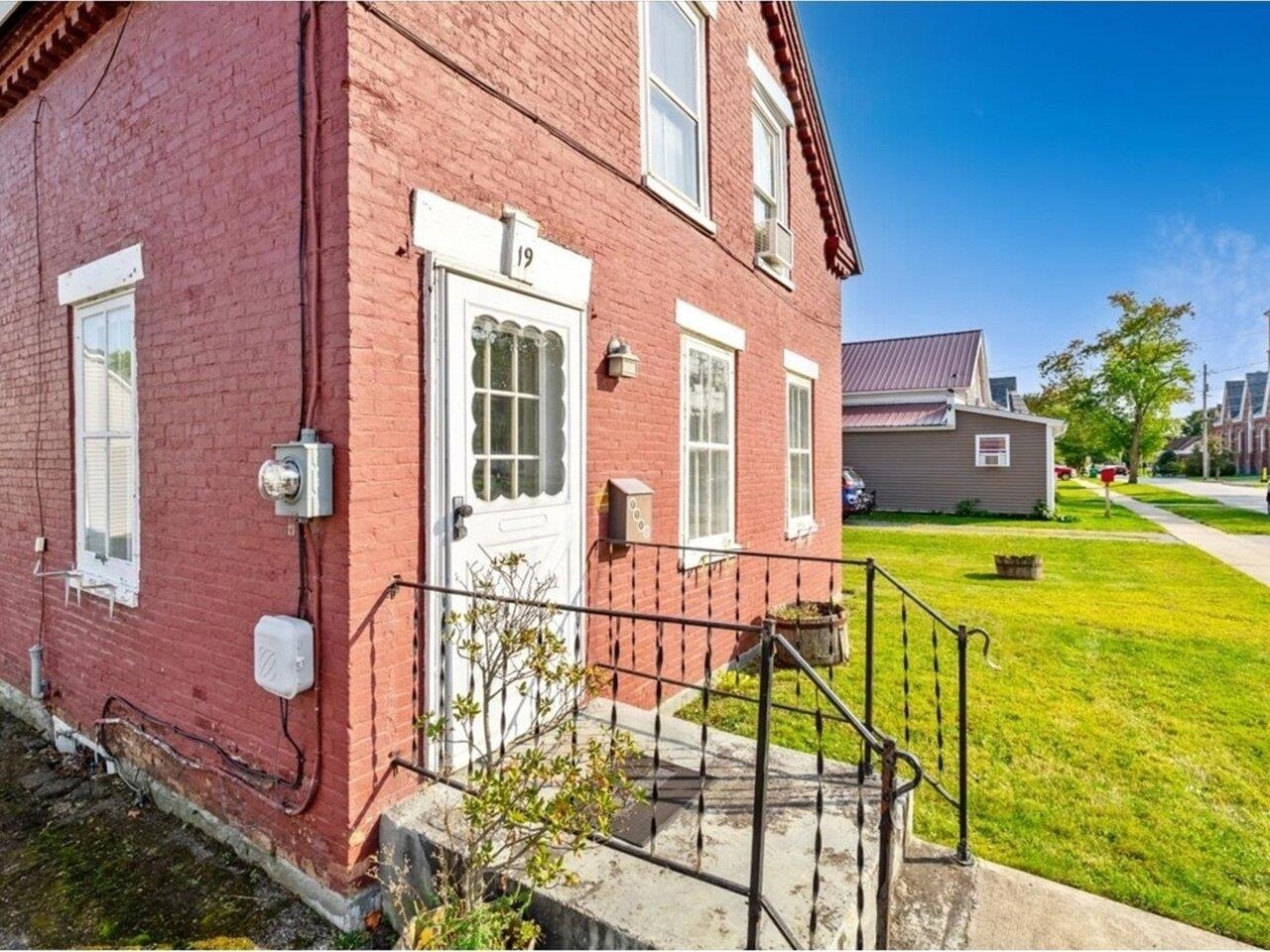 19 North Elm Street St. Albans, VT 05478 - Photo 4 of 41