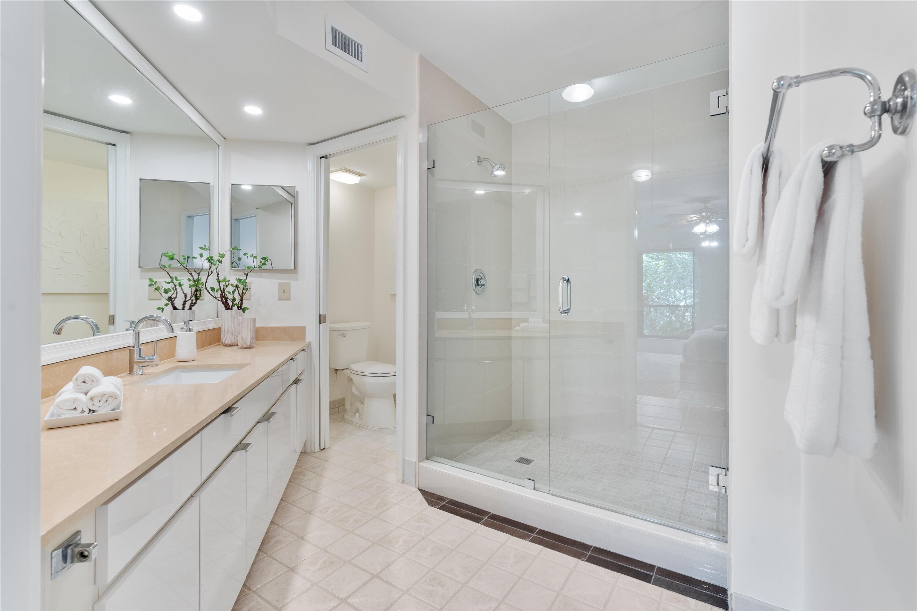 5620 Coach House Circle, Unit D Boca Raton, FL 33486 - Photo 16 of 27 Primary Bathroom
