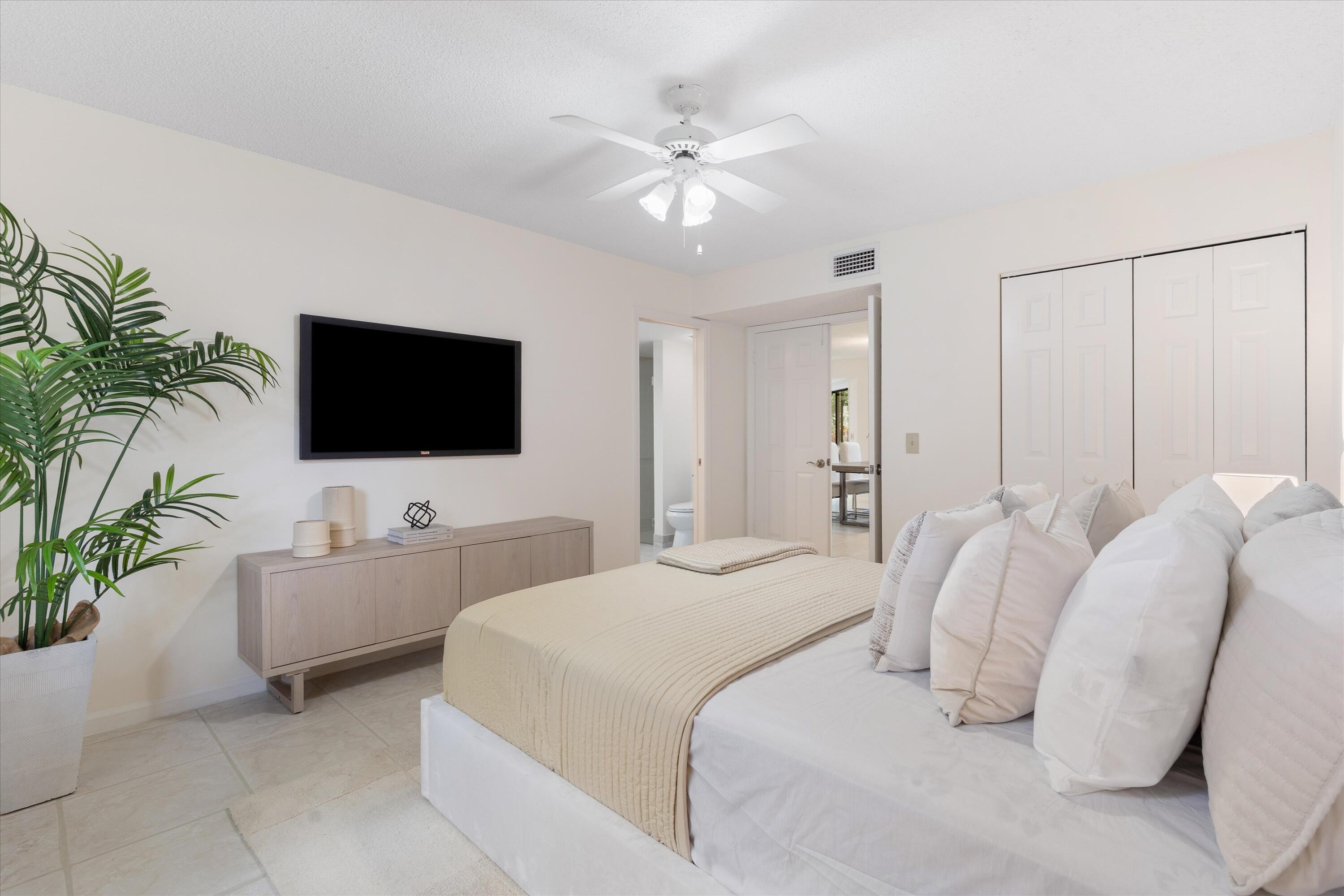 5620 Coach House Circle, Unit D Boca Raton, FL 33486 - Photo 18 of 27 Guest Bedroom