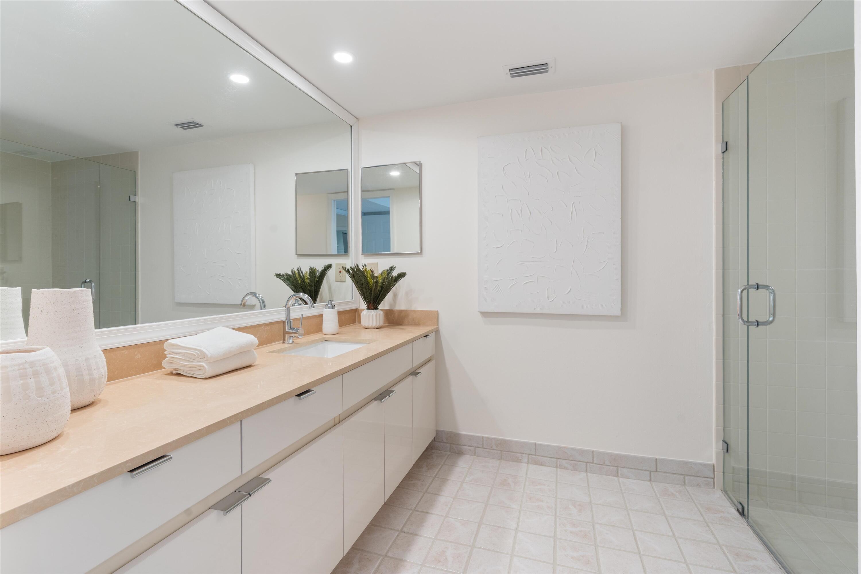 5620 Coach House Circle, Unit D Boca Raton, FL 33486 - Photo 19 of 27 Guest Bathroom