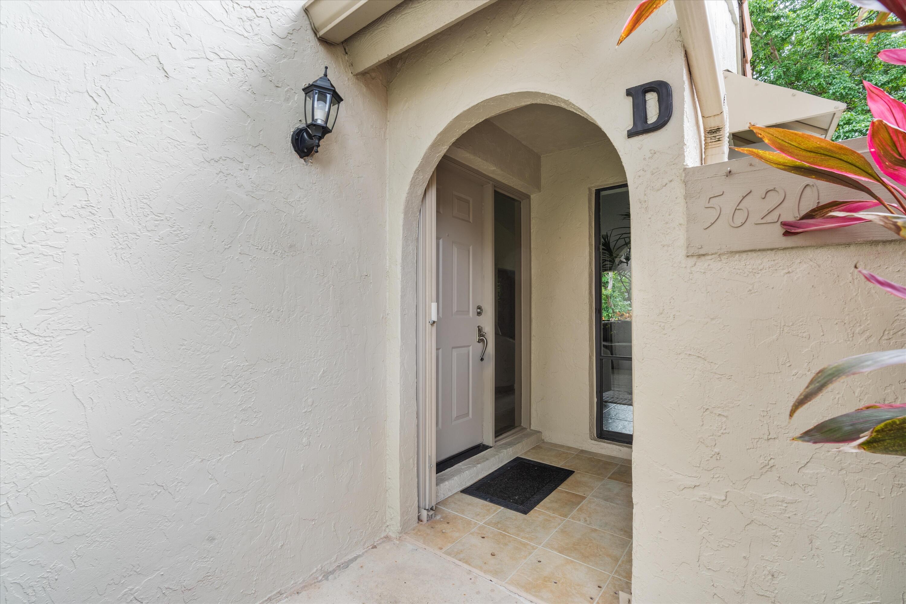5620 Coach House Circle, Unit D Boca Raton, FL 33486 - Photo 3 of 27 Entrance