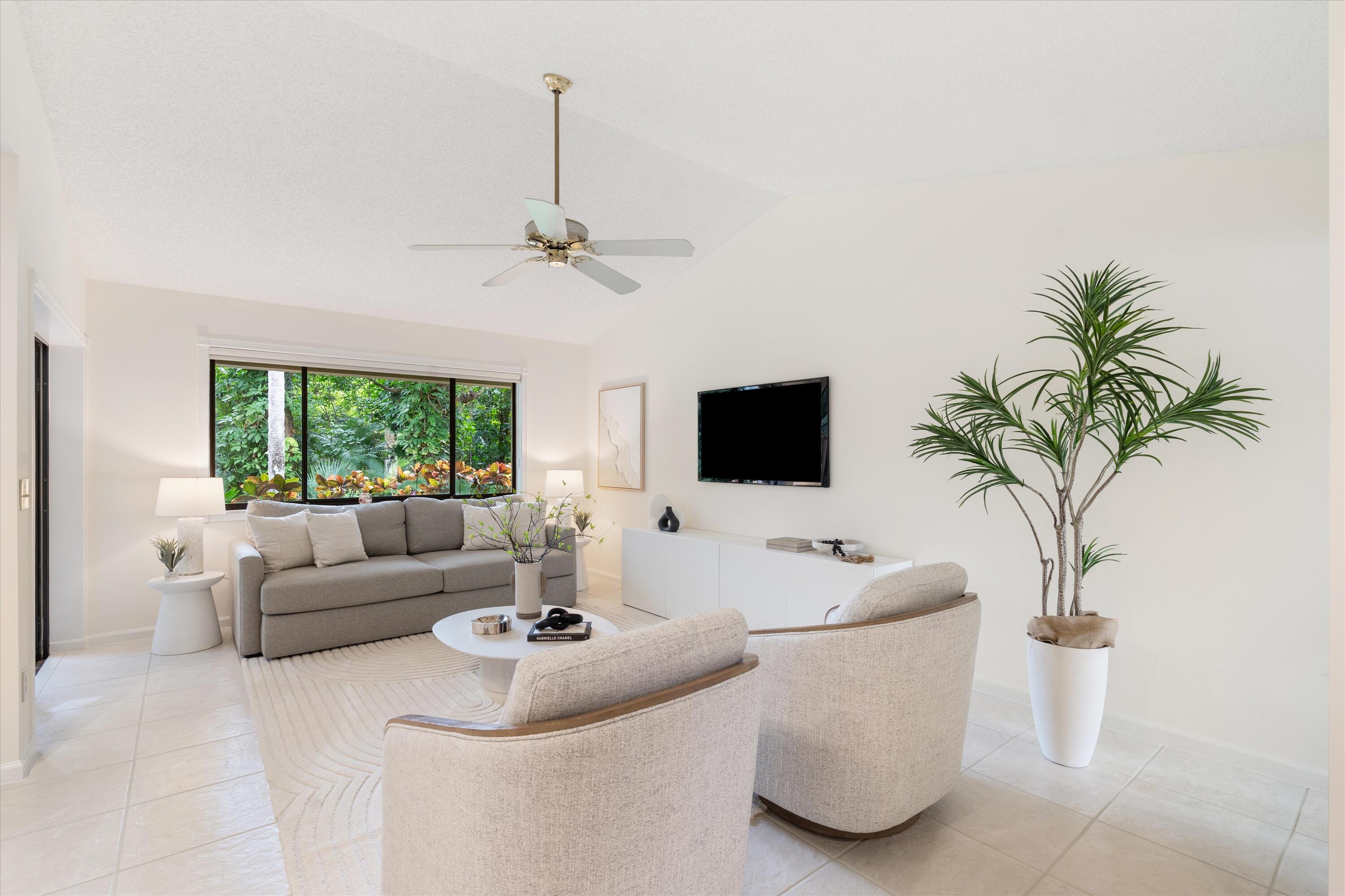 5620 Coach House Circle, Unit D Boca Raton, FL 33486 - Photo 5 of 27 Living Area