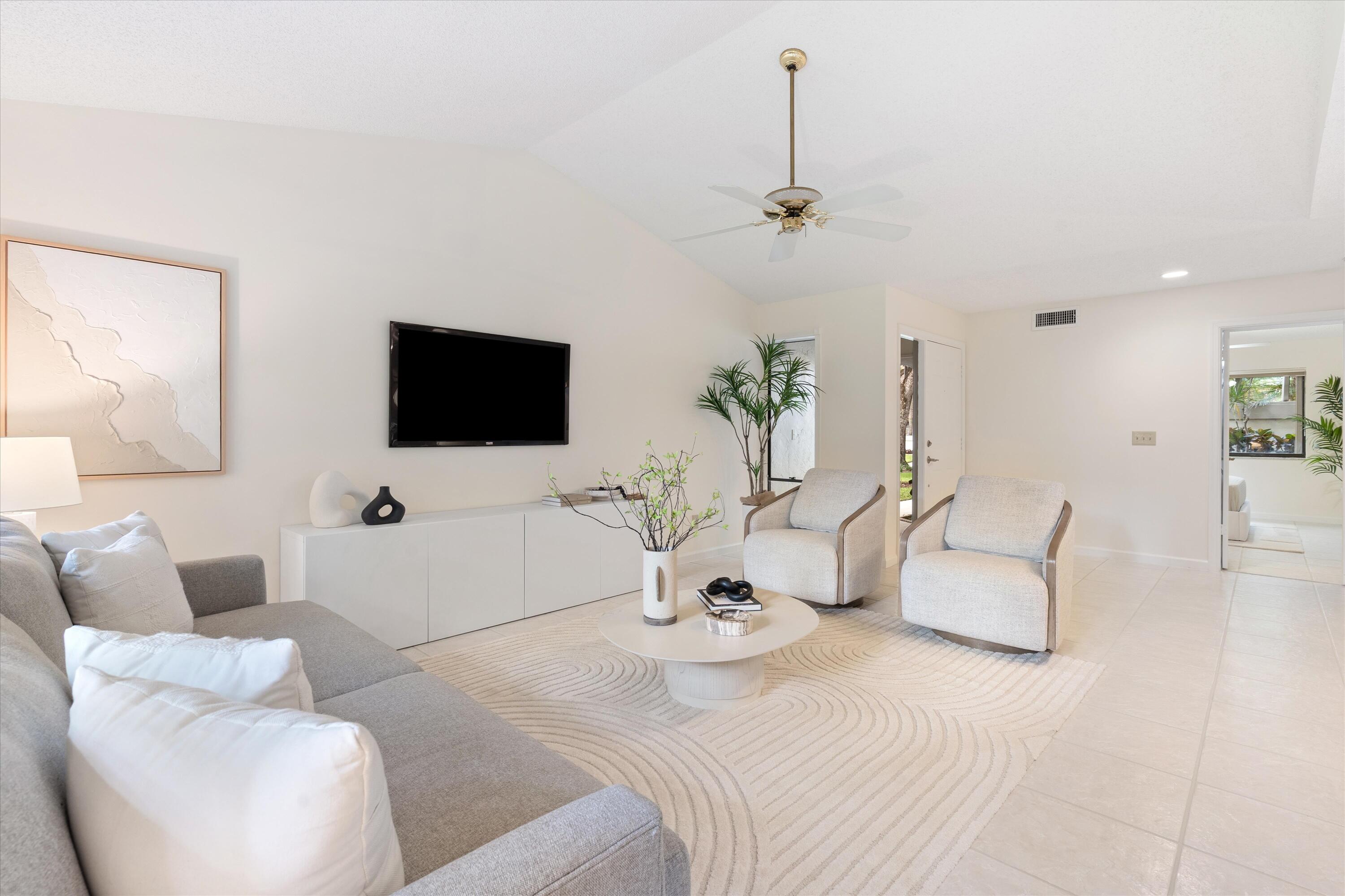 5620 Coach House Circle, Unit D Boca Raton, FL 33486 - Photo 6 of 27 Living Area