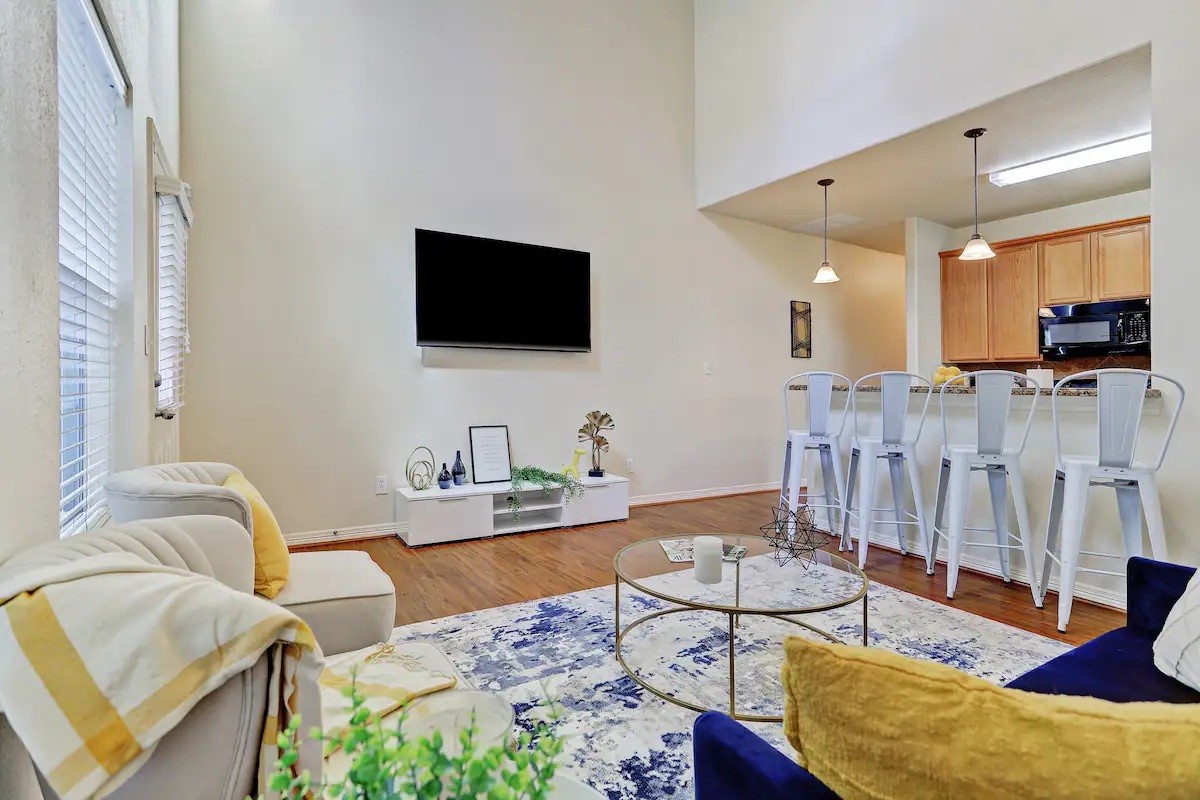 1717 Thompson Street, Unit A Houston, TX 77007 - Photo 2 of 8 a living room with furniture and a flat screen tv