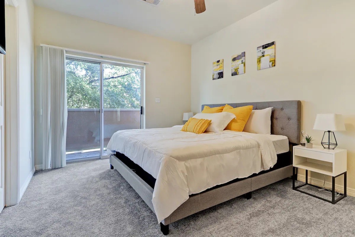 1717 Thompson Street, Unit A Houston, TX 77007 - Photo 5 of 8 a bedroom with a bed and window