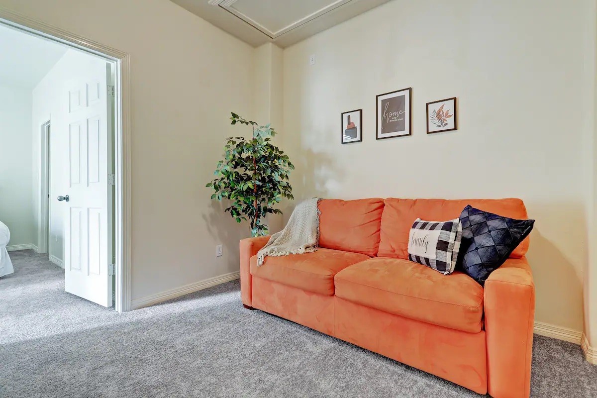 1717 Thompson Street, Unit A Houston, TX 77007 - Photo 7 of 8 a living room with furniture and a potted plant