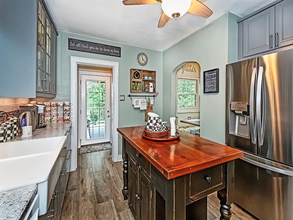 644 Beverly Road Pittsburgh, PA 15243 - Photo 11 of 26 a kitchen that has a table and chairs in it