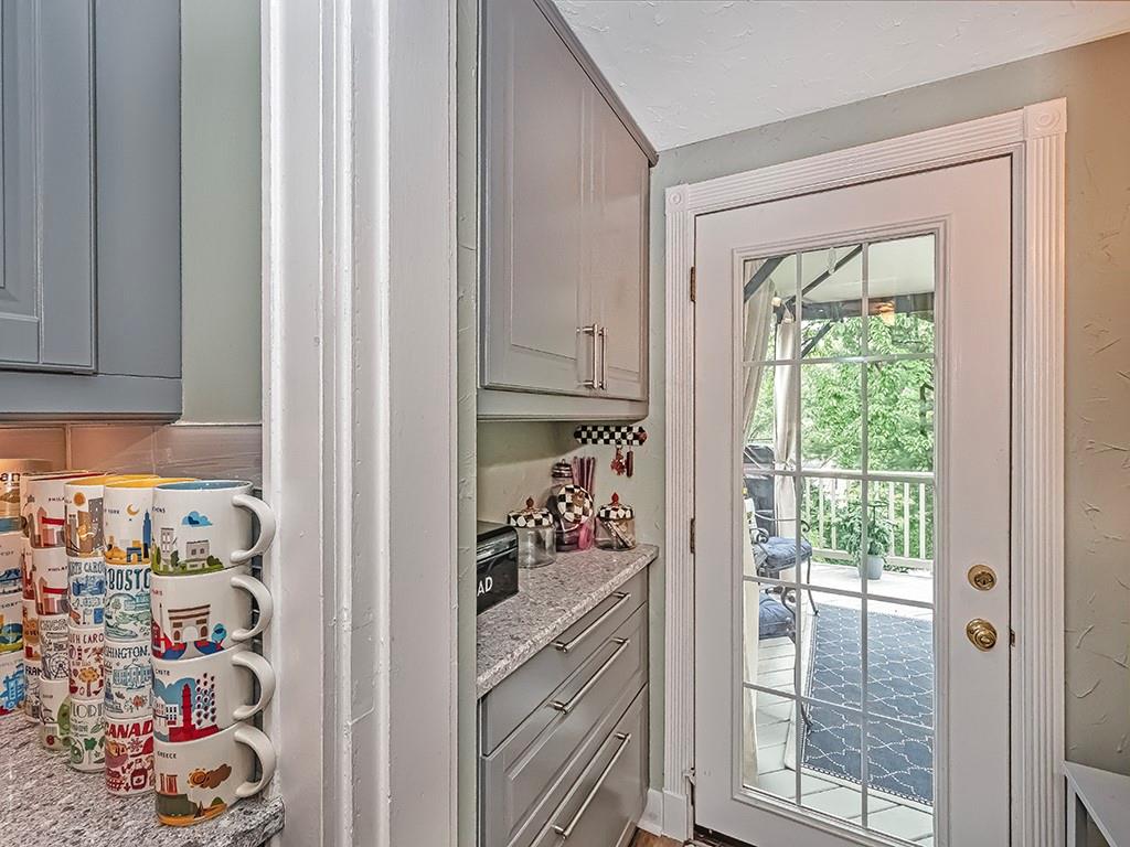 644 Beverly Road Pittsburgh, PA 15243 - Photo 12 of 26 a view of a entryway