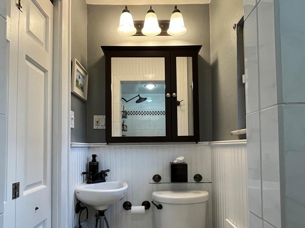 644 Beverly Road Pittsburgh, PA 15243 - Photo 14 of 26 a bathroom with a toilet sink and mirror